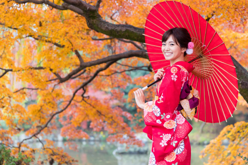 赤い着物を着た女性