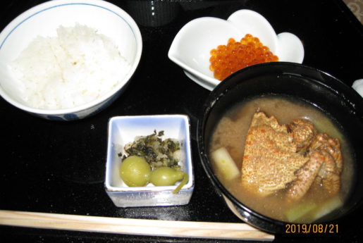 飛鳥２ご飯とカニ汁といくら
