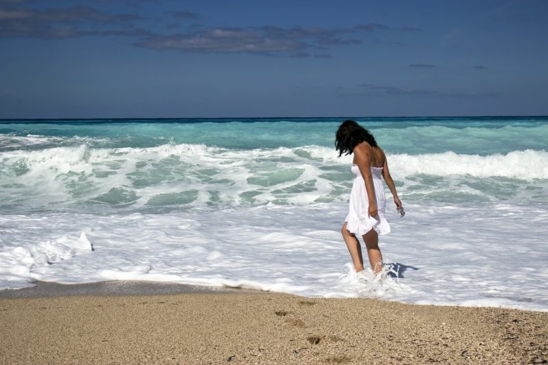 浜辺の女性